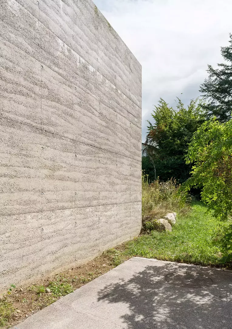 Mur en béton pisé Vue extérieure peu après la fin des travaux