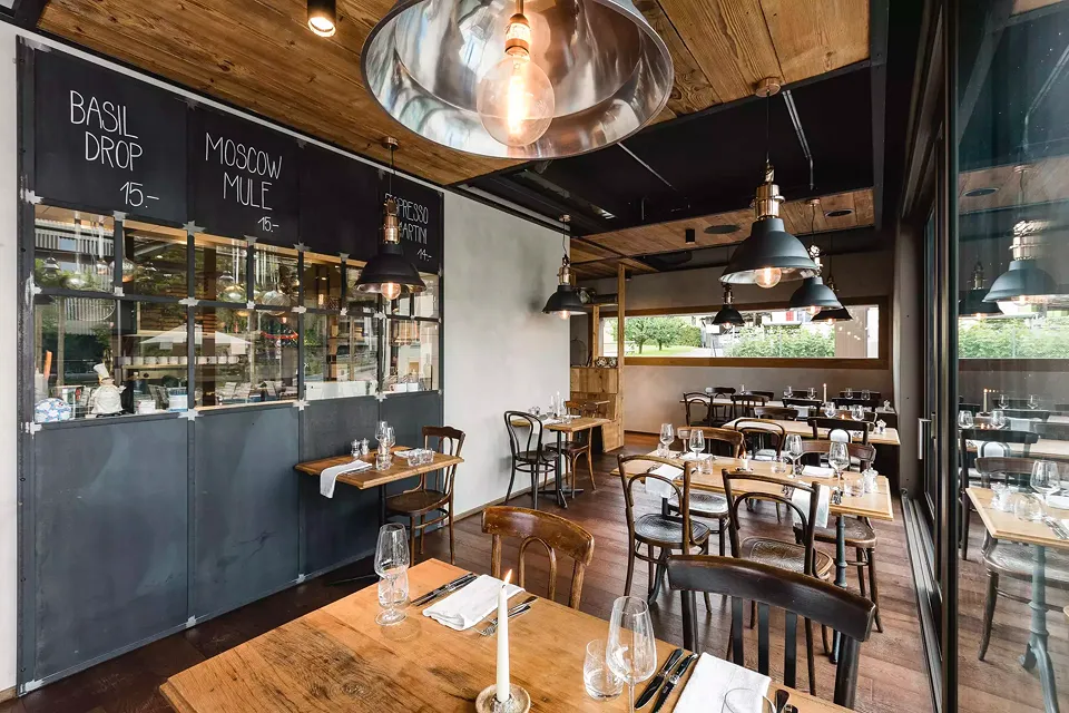 Tische mit Blick in Restaurantküche
