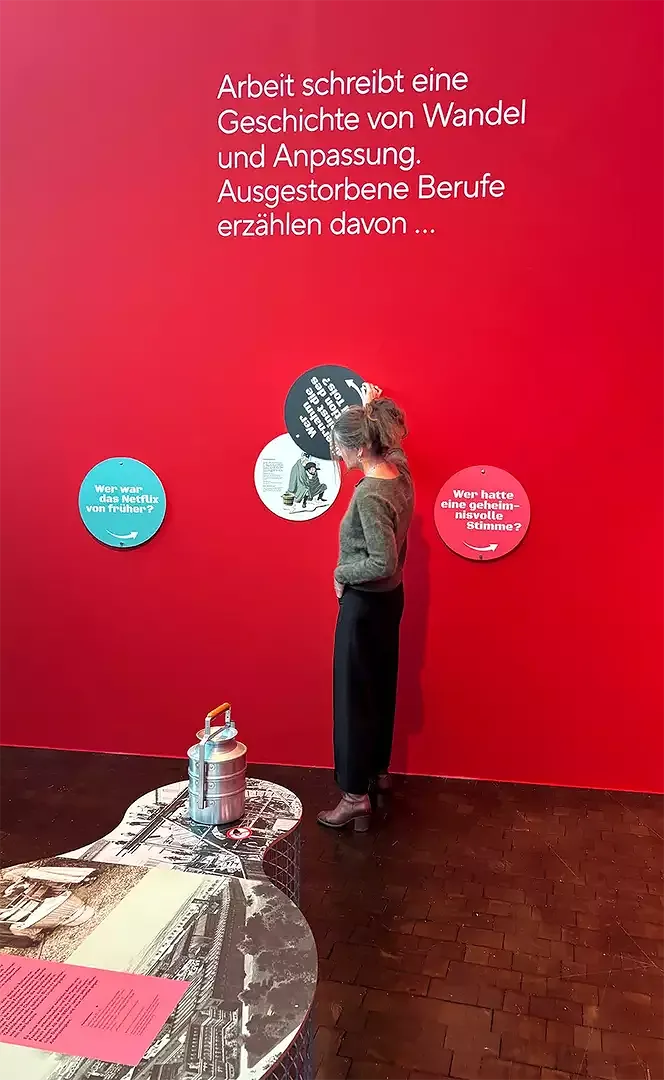 Installation mit Illustrationen und Geschichten zu ausgestorbenen Berufen im Ausstellungsbereich «gestern».