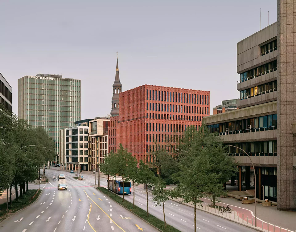 Der Blick von Westen entlang der Willy-Brandt-Strasse.