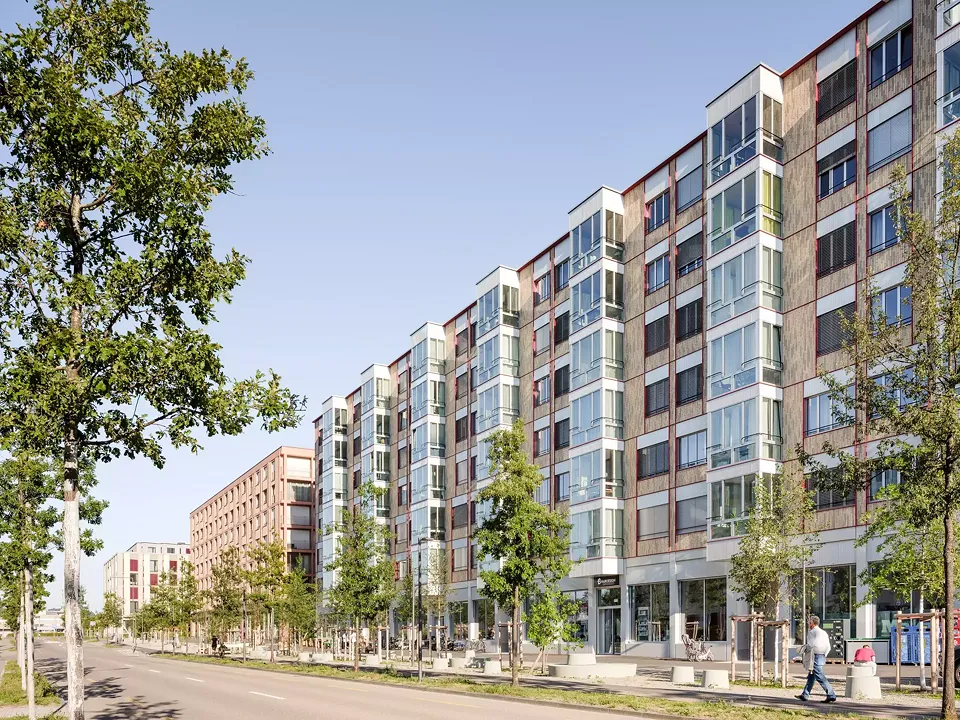Sechsgeschossige Erker gliedern die Nordfassade