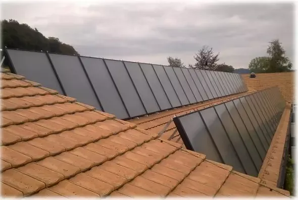 140m2 Sonnenkollektoren für 4?000 Liter Warmwasser und 16?000 Liter Heizungsspeicher unterstützen die Wärmepumpe.