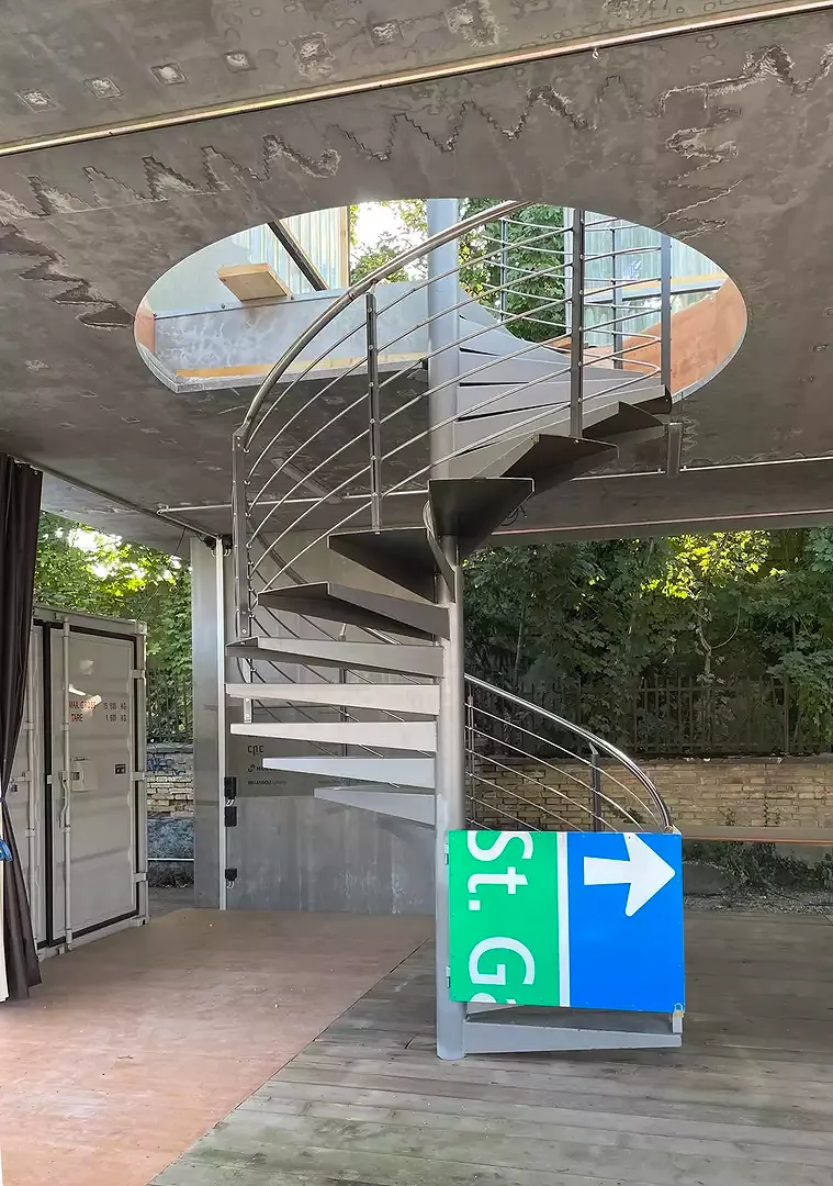 Innenraum mit Re-Use-Treppe