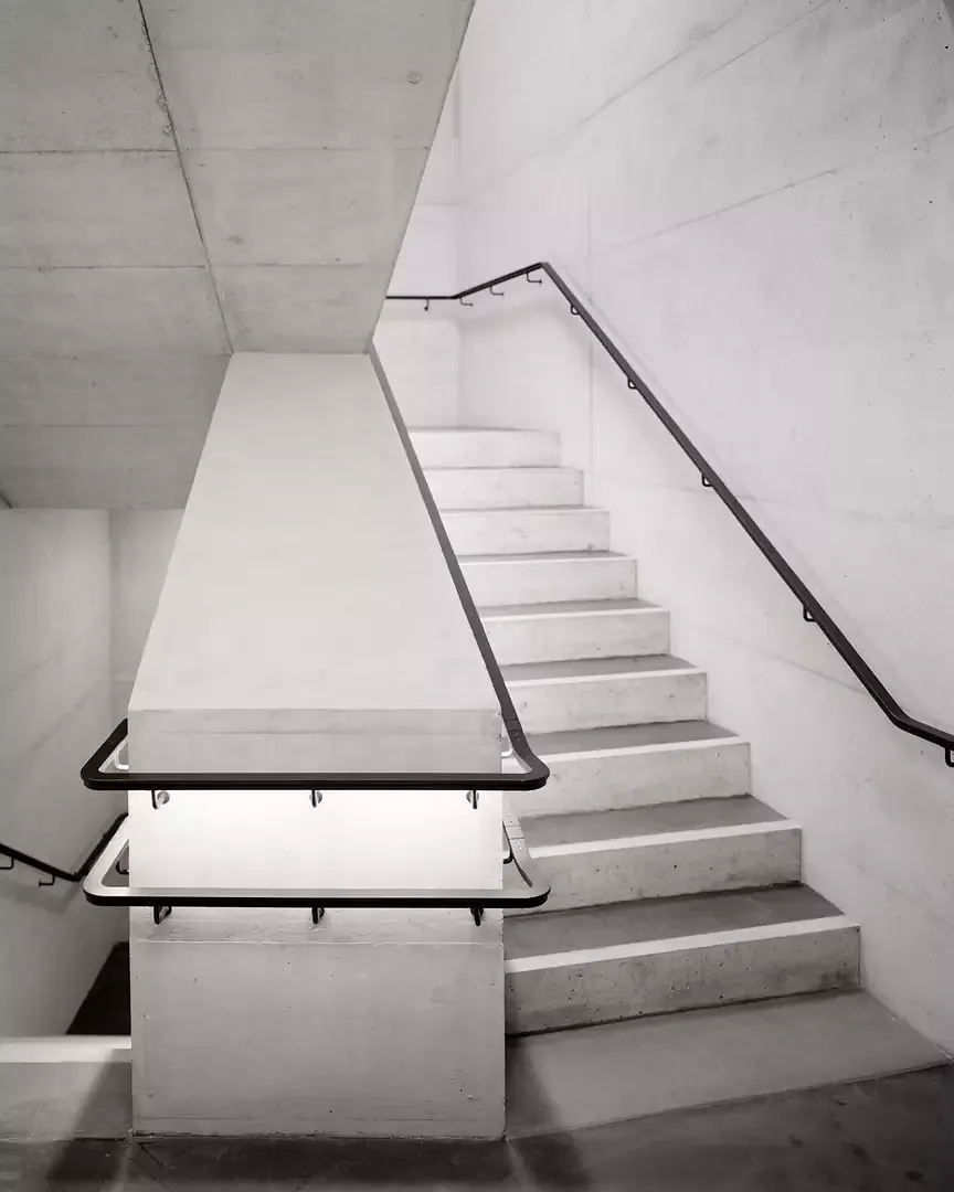 TANNE_Innen_Treppenhausskulptur