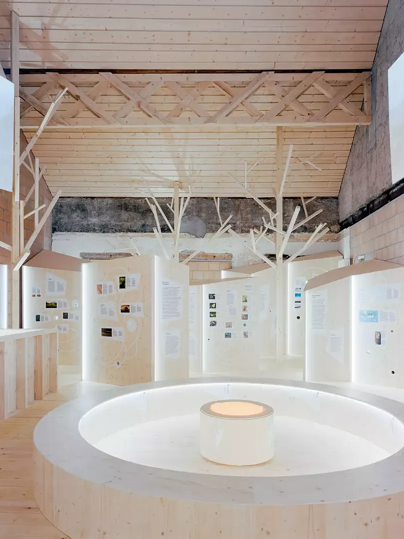 Espace majestueux du centre d'interprétation présentant l'historique des tourbières et de la vallée