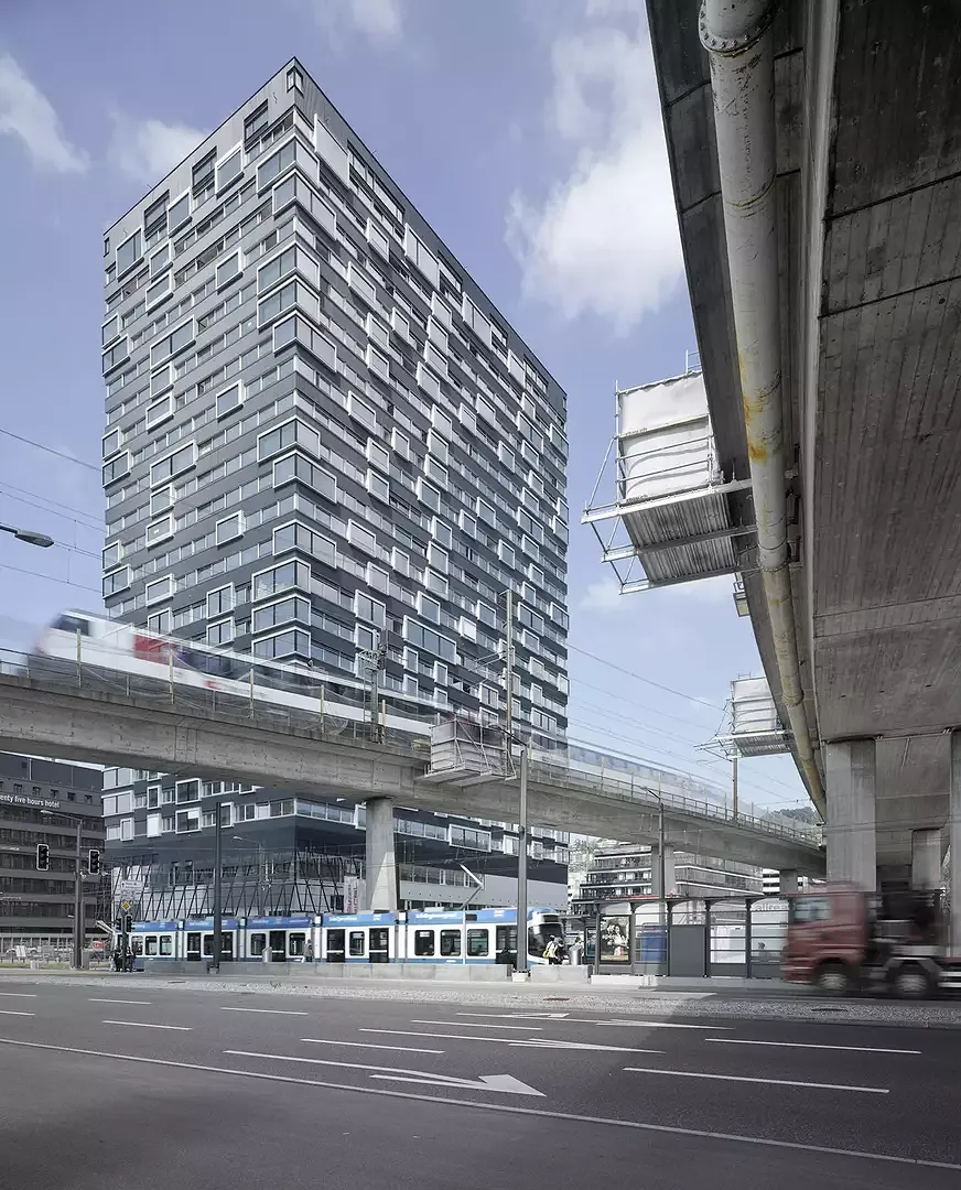 Süd-Ost-Fassaden Hochhaus Hard Turm Park, GGA, von Pfingstweidstrasse gesehen