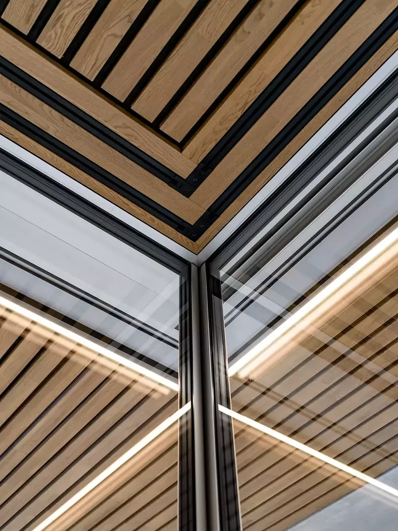 Deckendetail Abschluss Verglasung, Vorhangschienen, LED Profile und Markisen