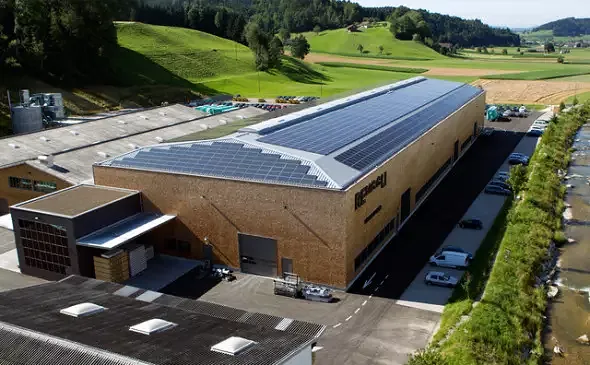 Photovoltaikanlage auf dem Dach des Werks