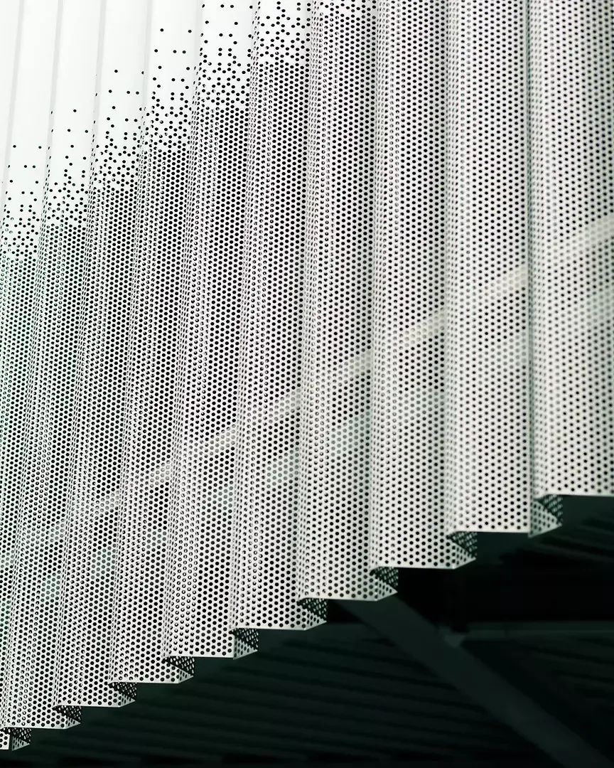 Detail der perforierten Metallfassade