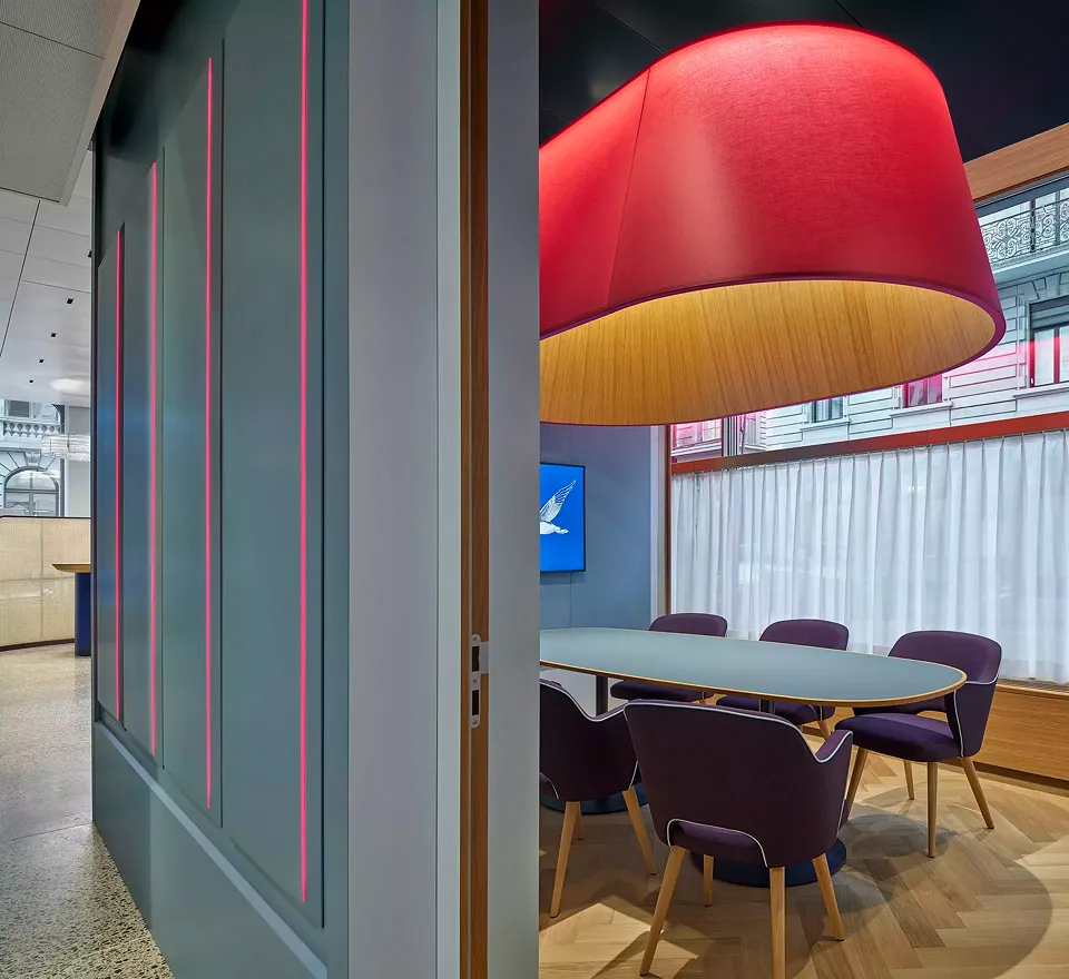 Kundenbesprechungszimmer mit eigens entworfenen Leuchten und Möbeln