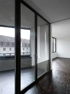 Fensterfront mit Loggia