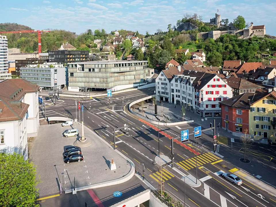 Heutiger Blick auf die Verkehrsebene des neuen Schulhausplatzes. Vor  dem Falkengebäude im Hintergrund verlief ab  1847 das Trassee der Spanisch-Brötli Bahn  durch den Schlossberg.