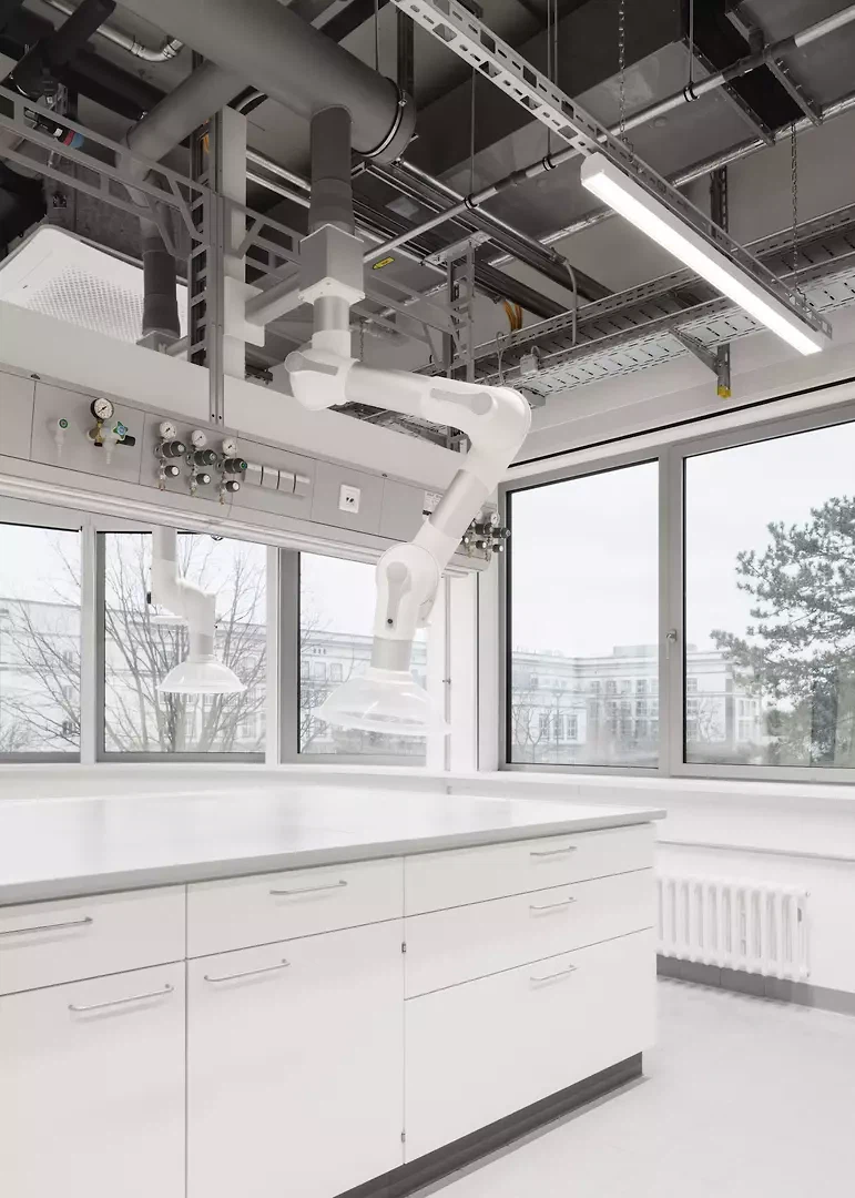 Labore mit gerundeter Gebäudekontur