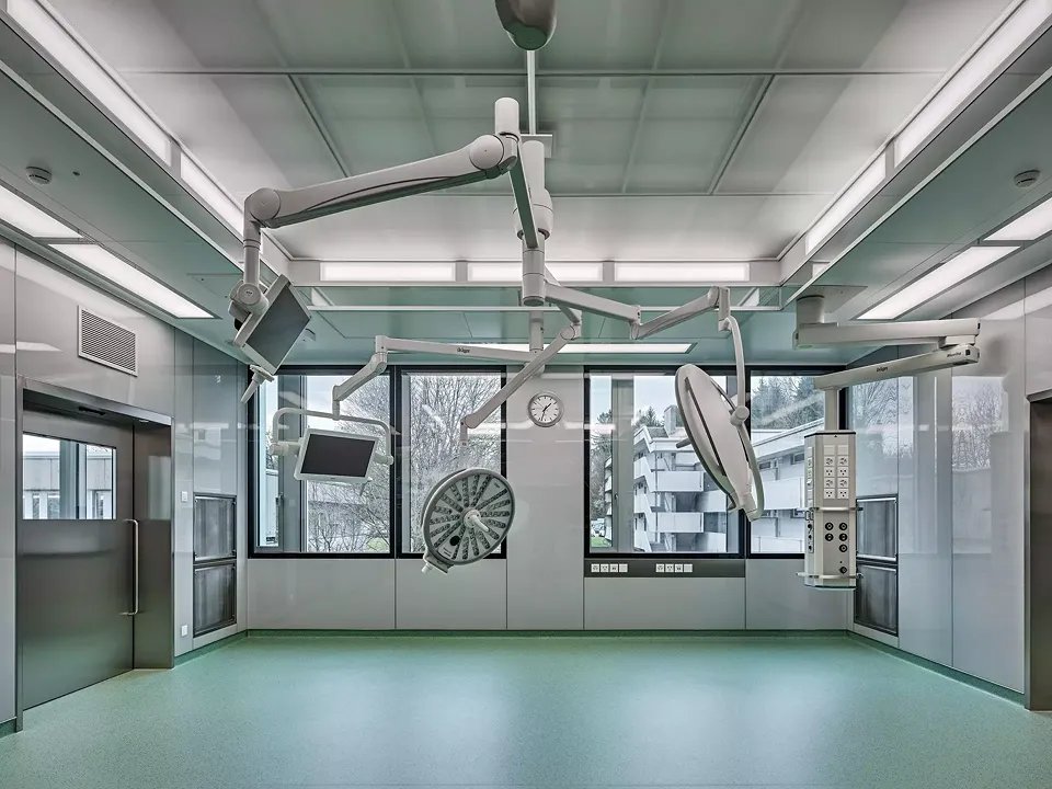 Le socle du bâtiment  des chambres abrite notamment de grands plateaux opératoires reconfigurables et flexibles d’utilisation.