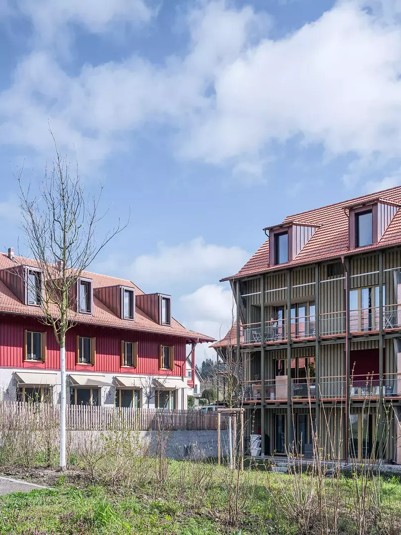 Blick über die Gärten zum Gemeinschaftszentrum und Laubenhaus