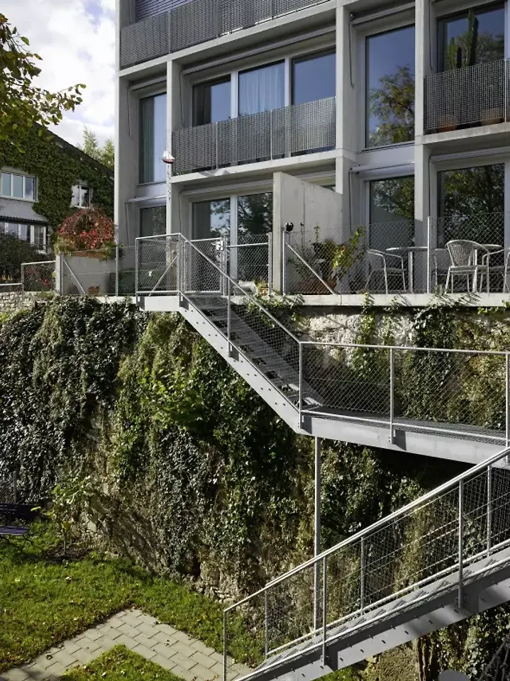 Ausschnitt Südansicht mit Maisonette Wohnungen über den bestehenden Bruchsteinmauern