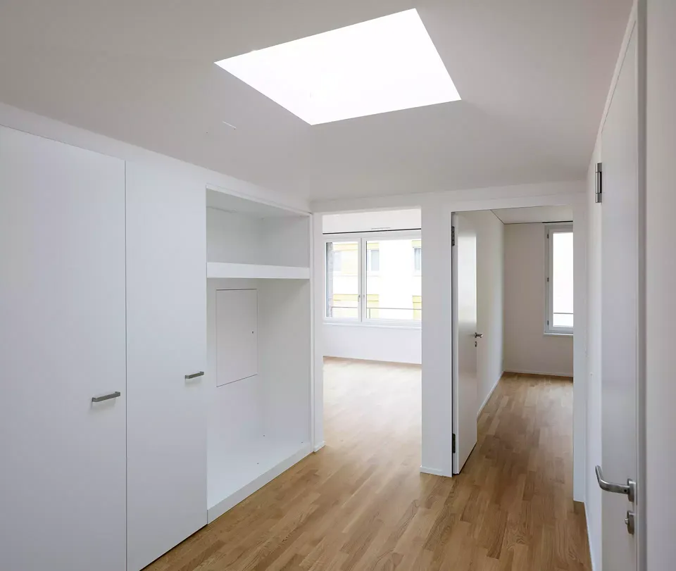 Wohnbau_Wohnungsflur mit Dachfenster