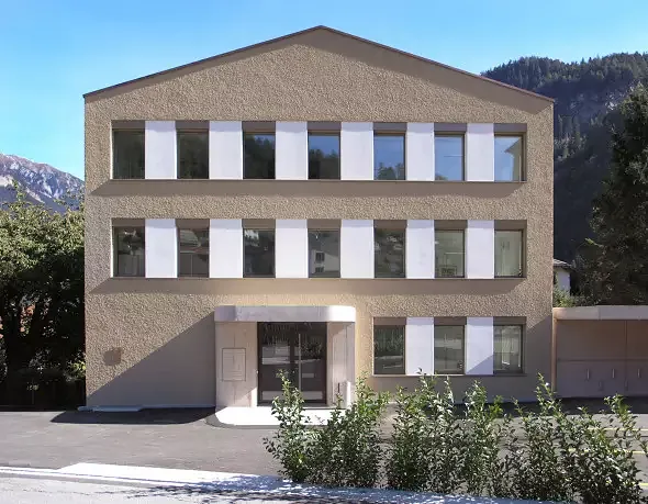 Dreigeschossiger Bau mit Eingangsportal von der Feldstrasse (Foto: Architekten)