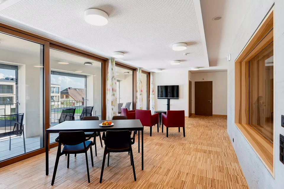 Im Wohn- und Begegnungszentrum öffnen sich immer wieder halböffentliche Bereiche,  in denen sich die  Bewohner treffen können.