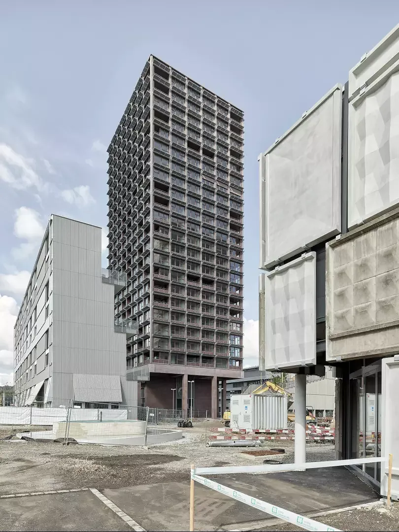 Aux étages supérieurs, le noyau du bâtiment est en béton, les dalles sont hybrides, en bois et en béton, tandis que les poteaux porteurs, les poutres et les éléments de façade ont été fabriqués en bois.