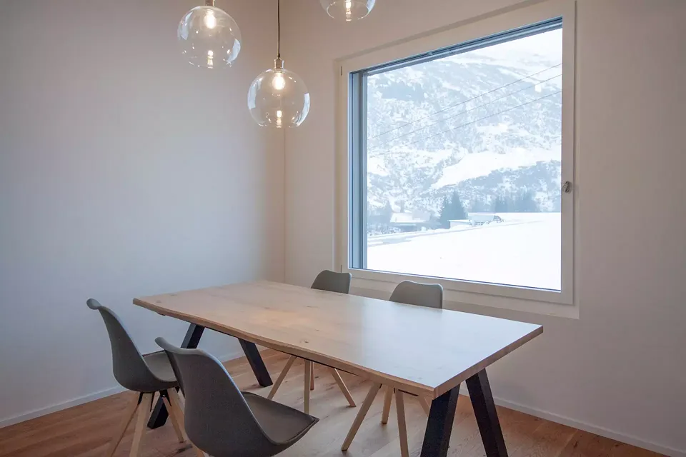 Das Esszimmer mit seinem Panoramafenster orientiert sich in Richtung Furka.