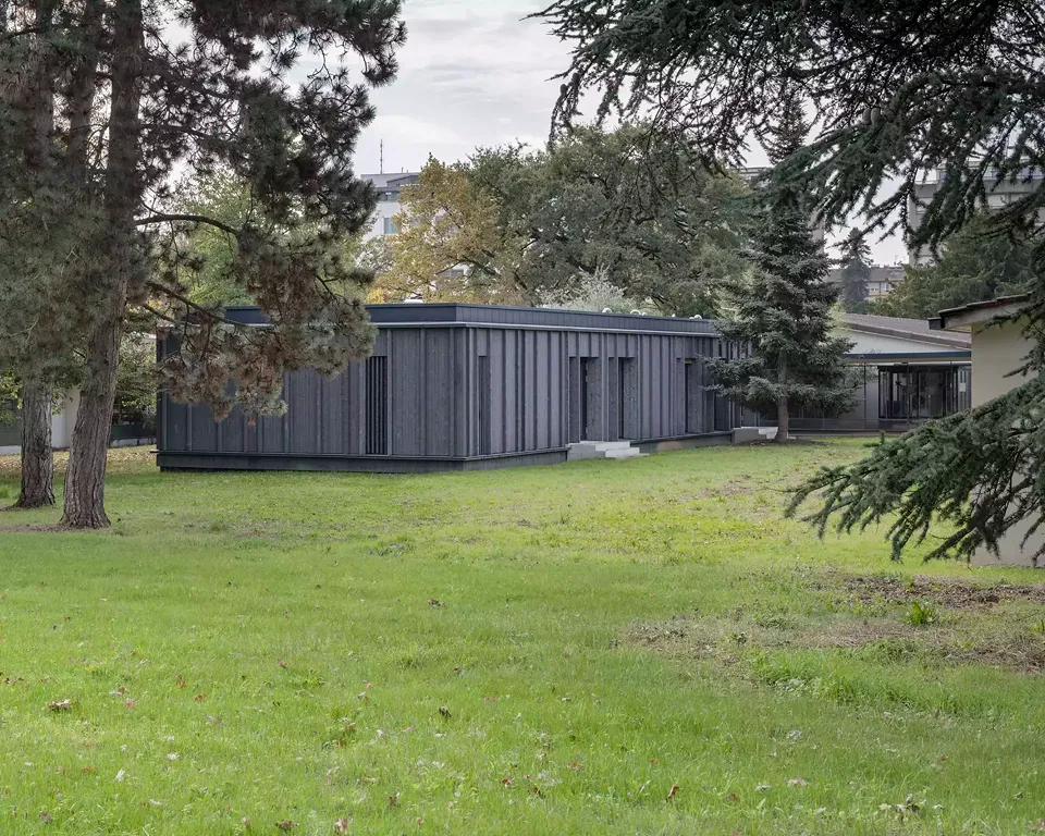 Vue extérieure, bâtiment réfectoire, site Trembley