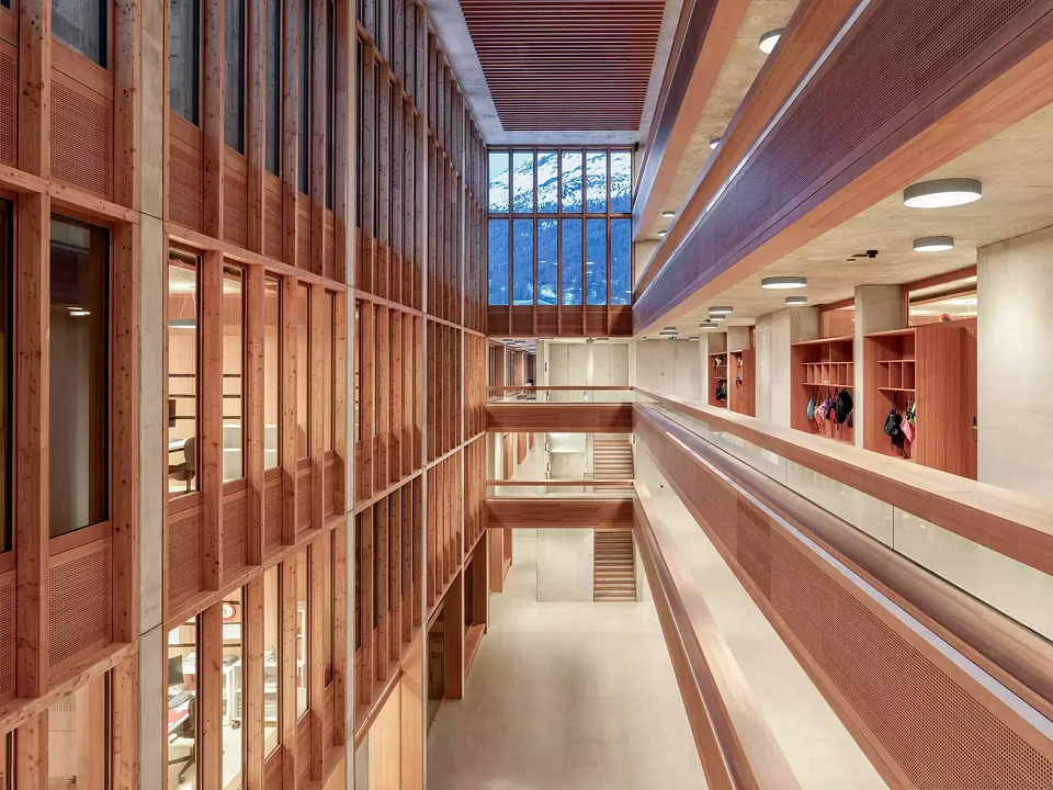Blick vom 1. Obergeschoss ins Atrium