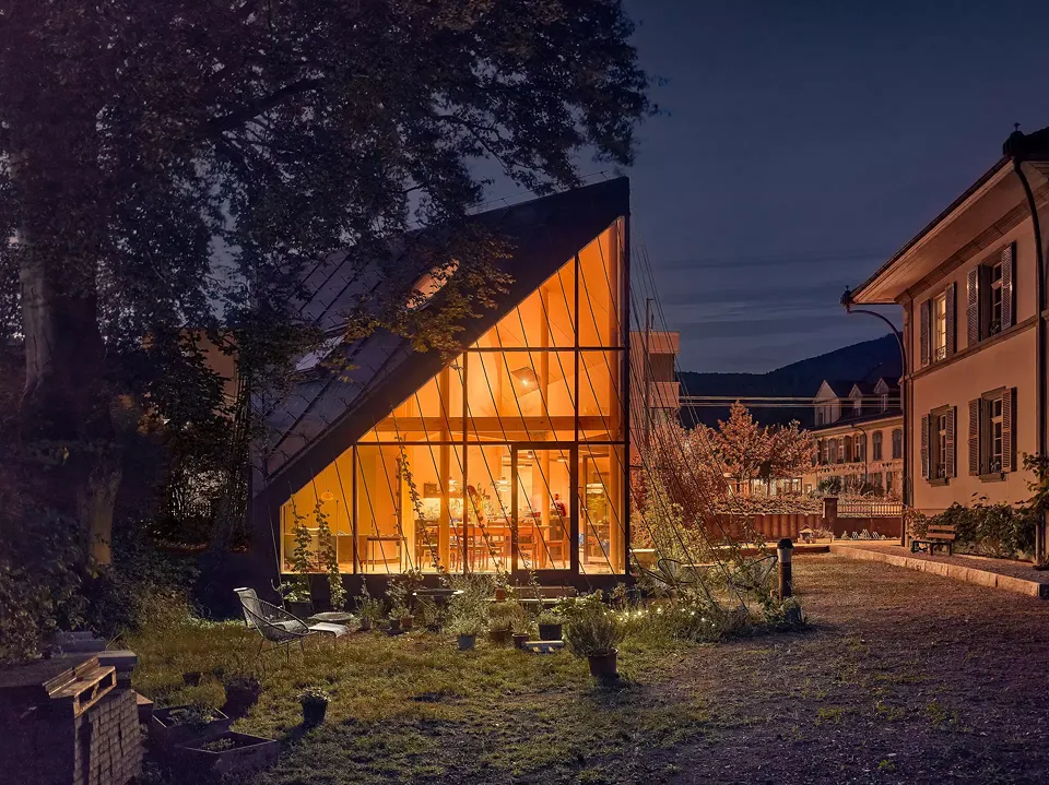 Zelthaus Aussen by night 2