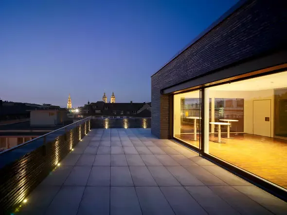 Abendstimmung auf der Dachterrasse mit Blick über Alt- und die Neustadt