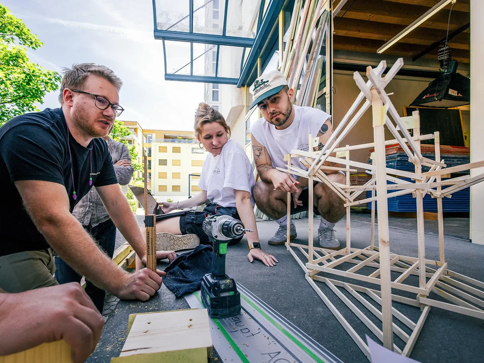 Planung und Vorproduktion gemeinsam mit Lernenden und Berufsbildnern aus den Holzbaubetrieben in den Räumlichkeiten des Ateliers Ebenau in Horw.