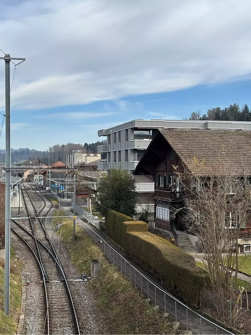 La maison se trouve près de la voie ferrée