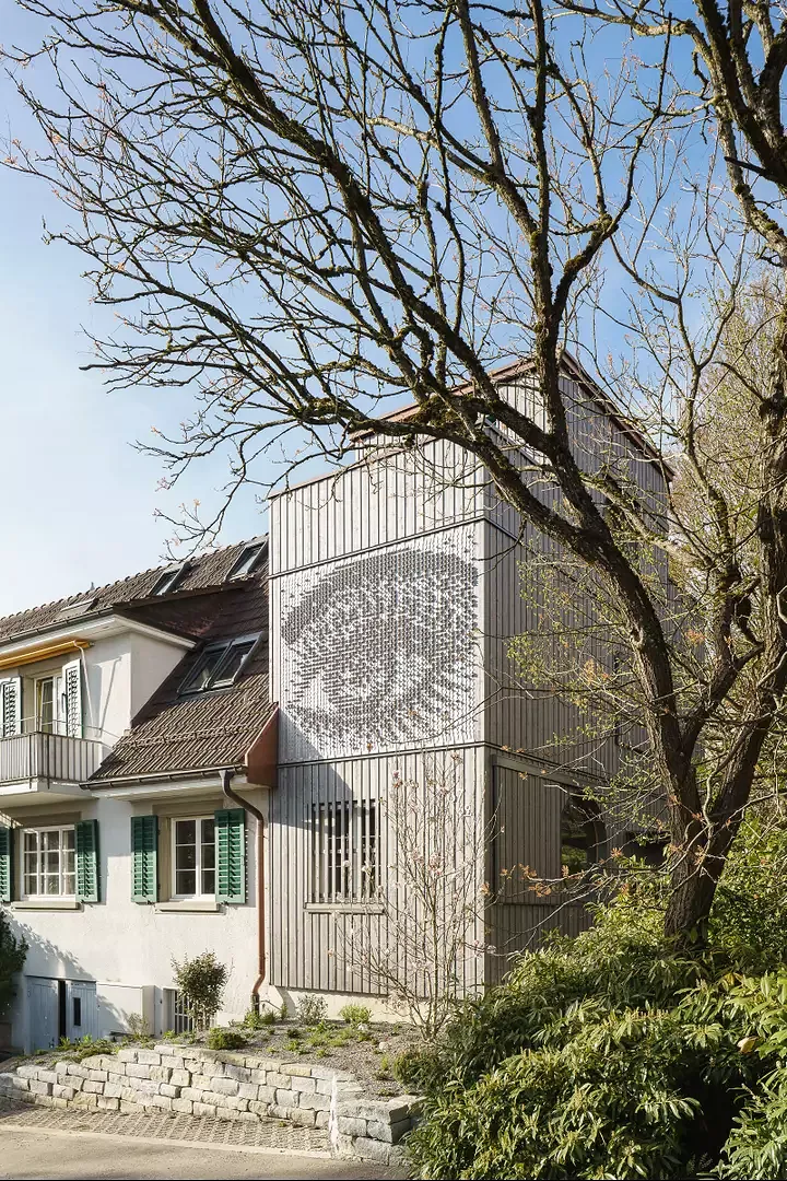 Strassenfassade mit dem Schattenrelief