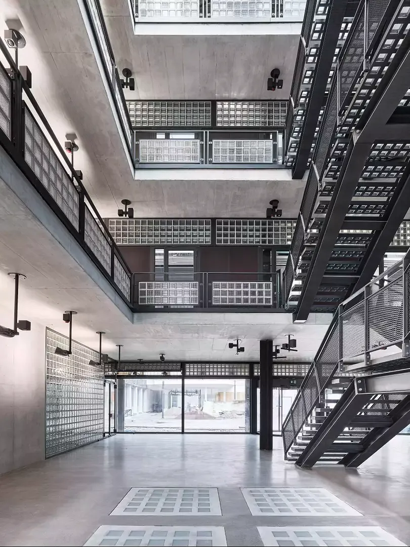 Bien que le GLC ressemble de l’extérieur à un «palais de verre», l’ambiance lumineuse à l’intérieur est néanmoins plutôt tamisée. Le béton, l’acier et le verre font penser à une grande machine.