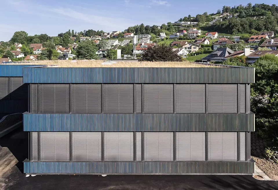 Die Architekten entschieden sich für eine Verkleidung mit Holzlatten, die dem gesamten Bauwerk ein besondere Ästhetik verleiht.