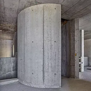Immeuble d'habitation sur un terrain en pente 