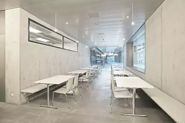 Espace calme avec vue vers la court de l'école