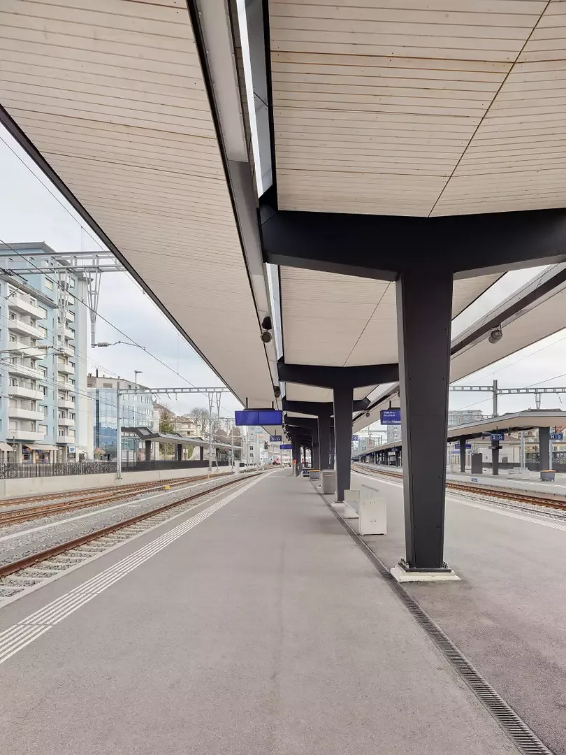 Perrondächer Perron 3 im Bahnkontext 