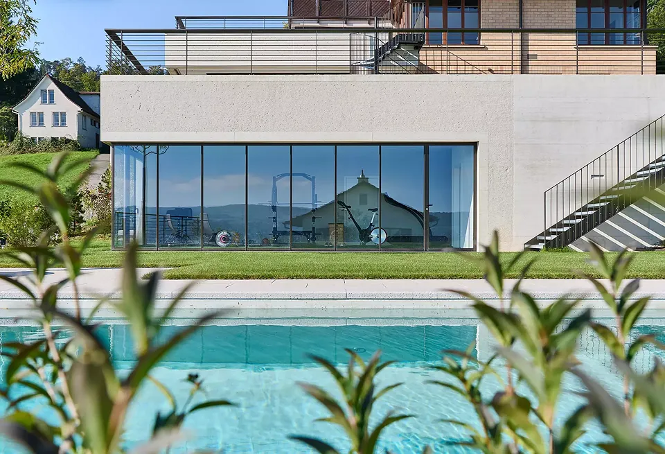 Ansicht Pool und Gartenhalle