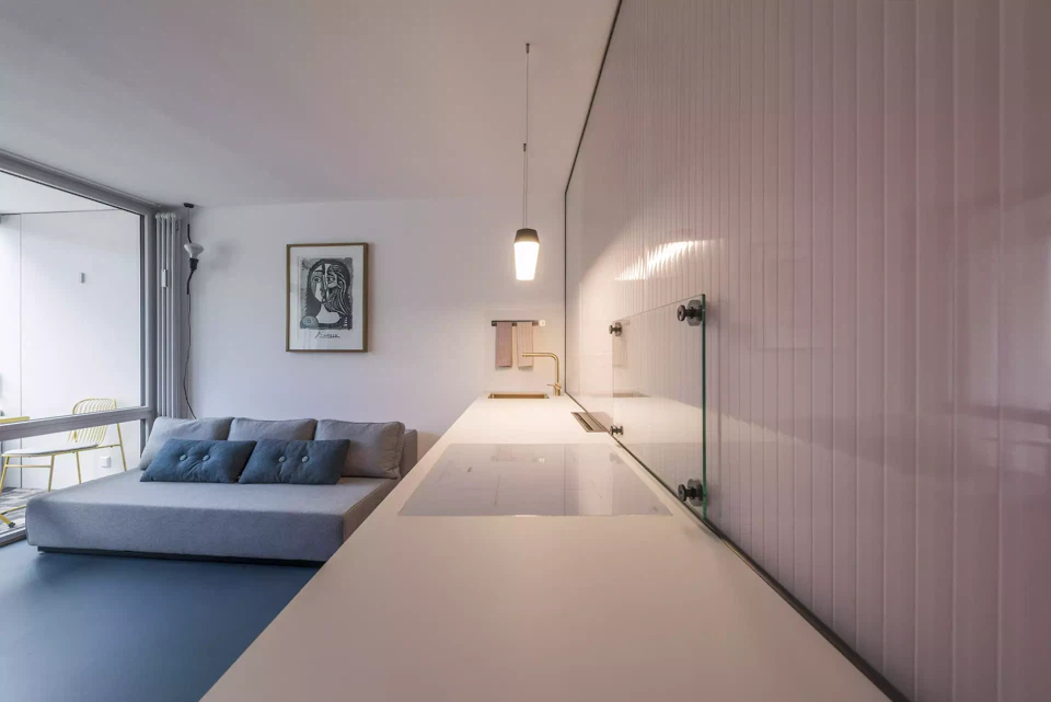 Die neue Küche bietet nahezu doppelt so viel Platz wie zuvor und vereint funktionale Grosszügigkeit mit zeitgemässem Komfort.