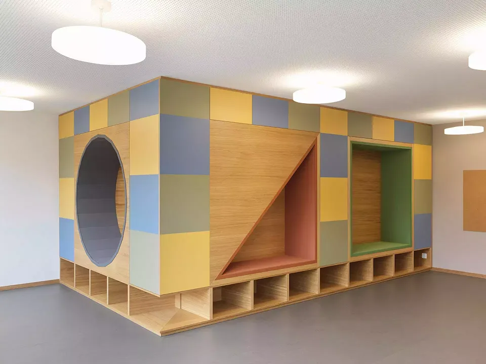Jardin d'enfants Meubles spéciaux – ludiques, expérience spatiale des formes géométriques de base, aile sud 