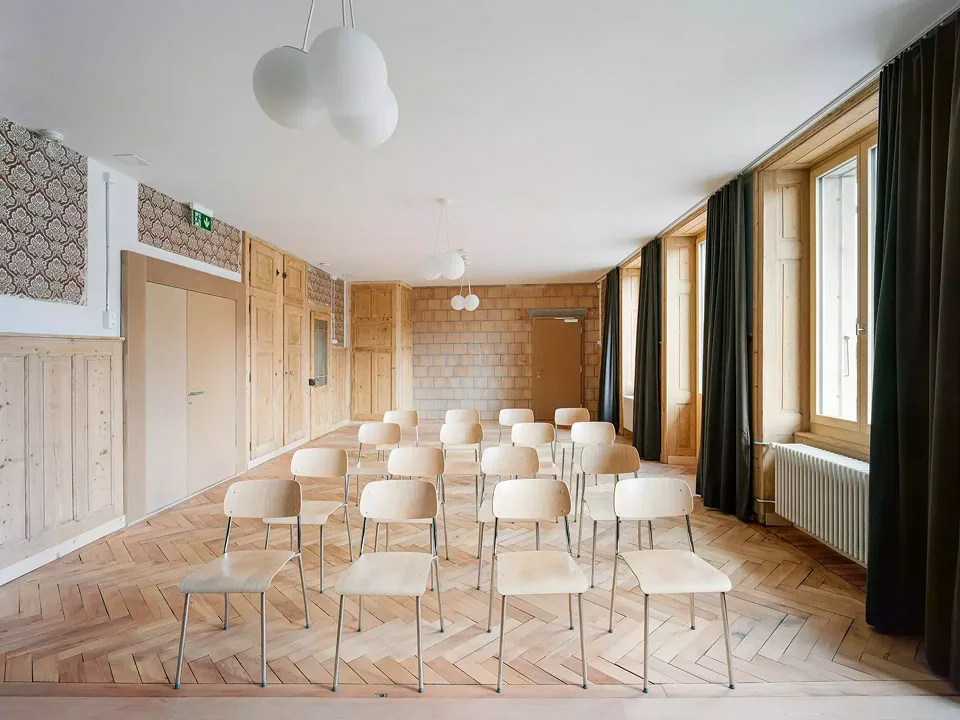 Salle polyvalente, lieu reconfiguré et agrandi
