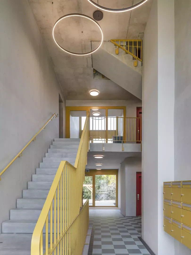 Double hauteur dans l'accès au bâtiment