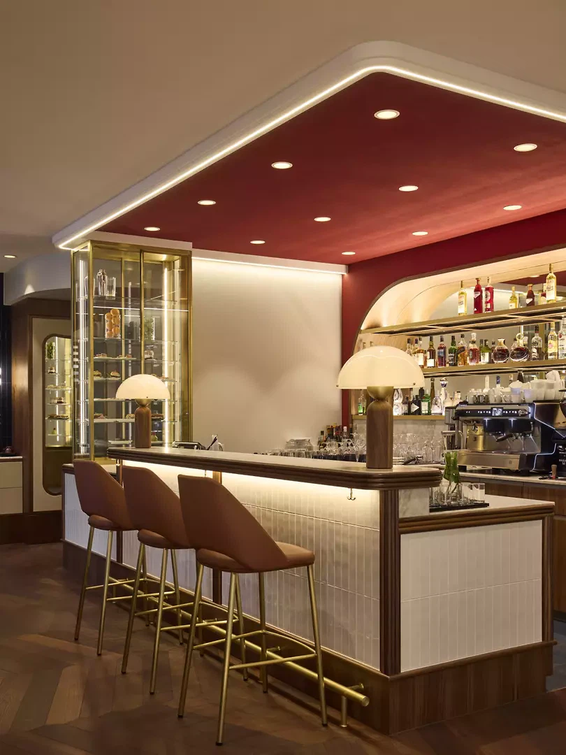 Die angeschlossene Gastronomie stammt aus der Feder der Pariser Gestalter*innen Maison Sarah Lavoine. 