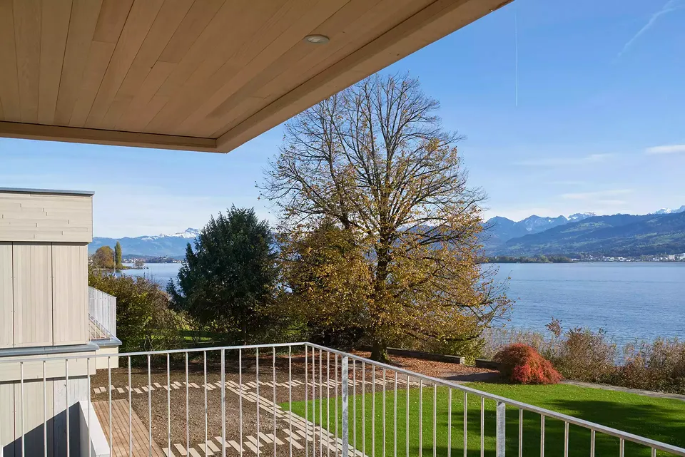 Balkon mit Blick nach Rapperswil