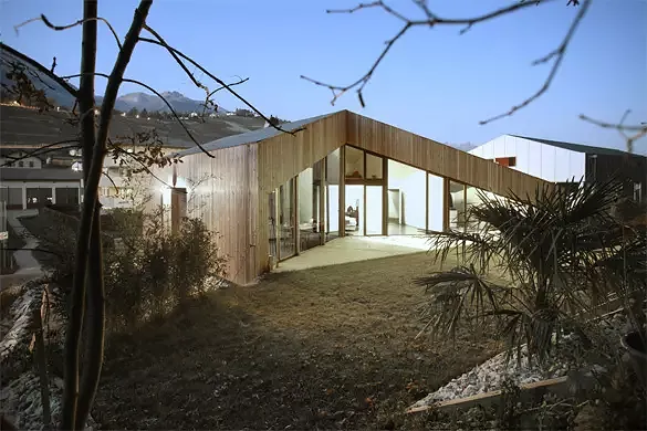 Vue sud-ouest: toutes les chambres et le séjour sont orientées sur le jardin et la forêt