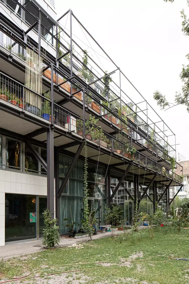 Des plantes grimpantes et  en bacs transforment peu  à peu la coursive et les balcons présentés comme  un jardin suspendu.