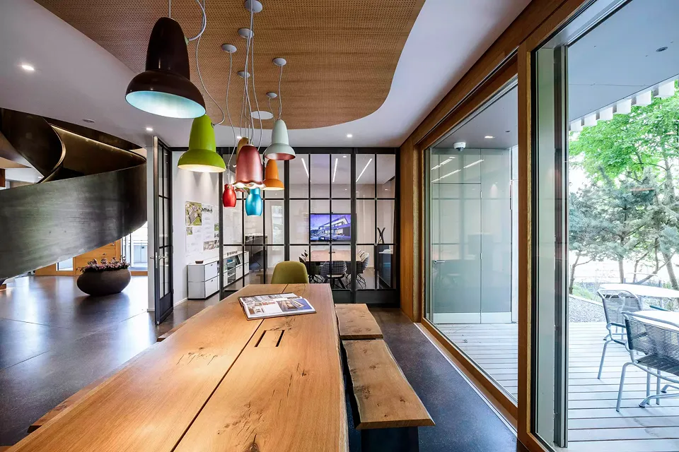 Piazza mit Sitzungszimmer im Hintergrund