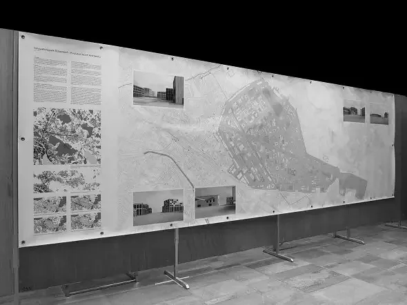 Ausstellung 2013 / Plan (1:1000/ auf Leinwand gedruckt, Befestigung: Metallösen) mit Stadtbilder und städtebaulichem Konzept / ©patricegruner