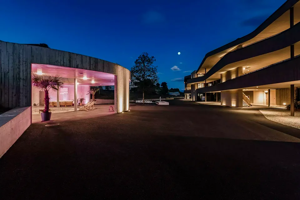 Rückansicht mit Pavillon bei Dämmerung