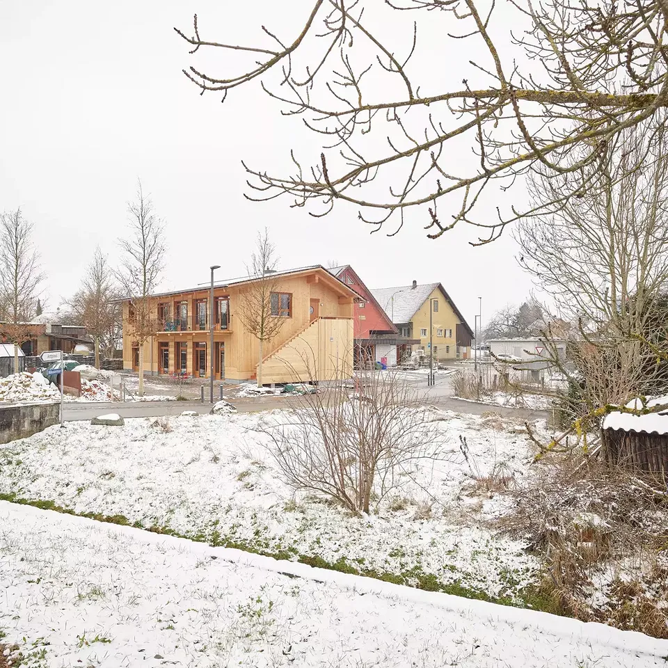 Der Neubau reiht sich als länglicher Körper mit parallel gesetztem First in der zweiten Reihe ein.